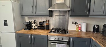 Serenity Home Stays | 3 Bed | Free Parking | Watford Junction | 8 People