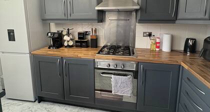 Serenity Home Stays | 3 Bed | Free Parking | Watford Junction | 8 People