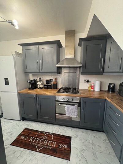Serenity Home Stays | 3 Bed | Free Parking | Watford Junction | 8 People