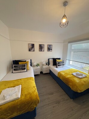 3 habitaciones, tabla de planchar con plancha, internet y ropa de cama