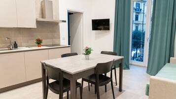 Appartamento Deluxe, balcone, vista città | Area soggiorno | TV