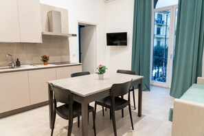 Deluxe appartement, balkon, uitzicht op stad | Woonruimte
