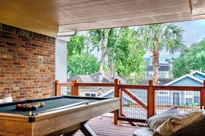 Montrose Getaway Condo: Game Night, Free Wine & Balcony!