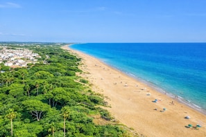 A beach with a clear view of the ocean and a line of trees. - Perla Gialla SicilyMyHome (Ispica)