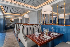 4 restaurantes; se sirven desayunos y cocina italiana 