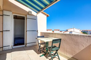 Outdoor dining - Cap d'Agde T2 with Terrace, Sea View, Near Beach (Cap d'Agde)