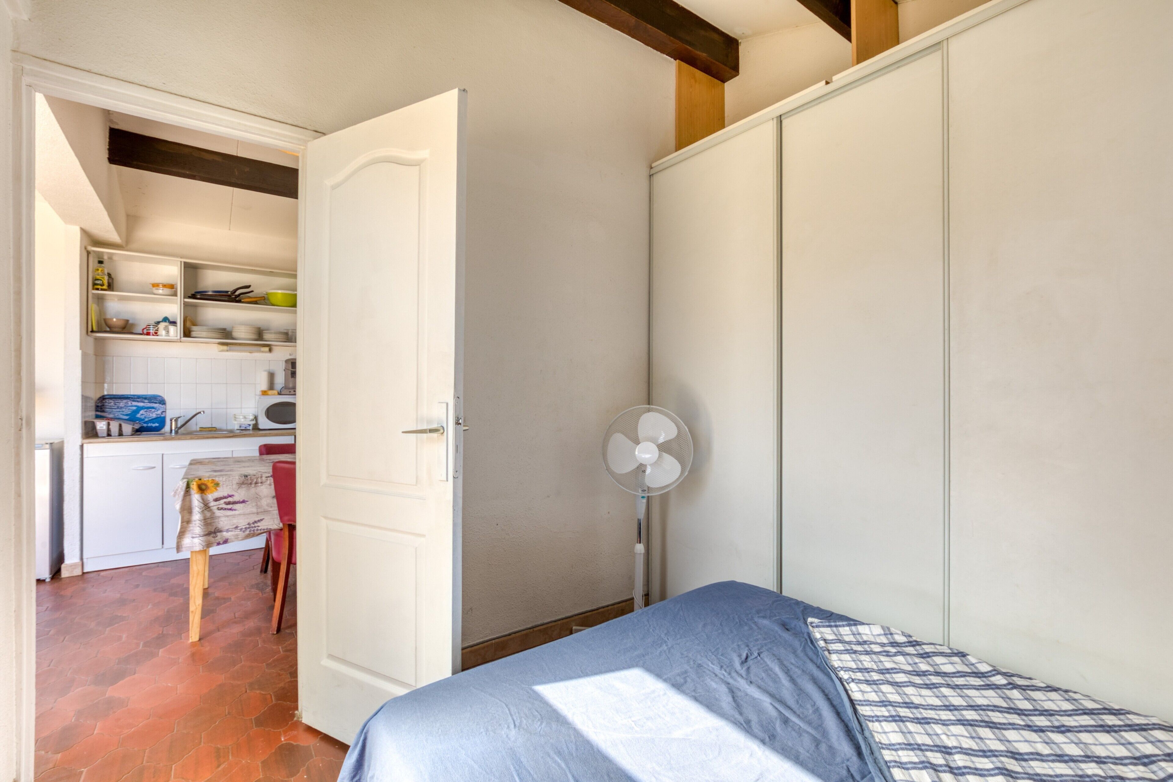 1 chambre, fer et planche à repasser