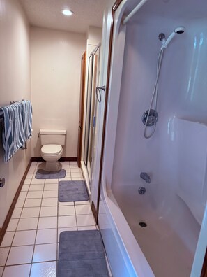 Hair dryer, towels, soap, shampoo -  3-bdrm directly on Golf course. Beach, casino golf shopping relax large home. (Diamondhead)