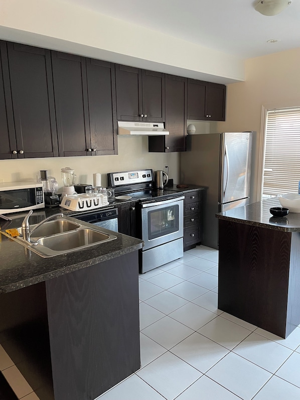 Refrigerador, microondas, horno, placa de cocina