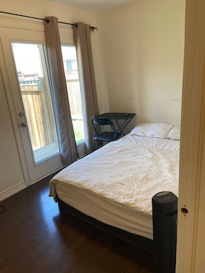 1 habitación, escritorio, tabla de planchar con plancha y wifi gratis