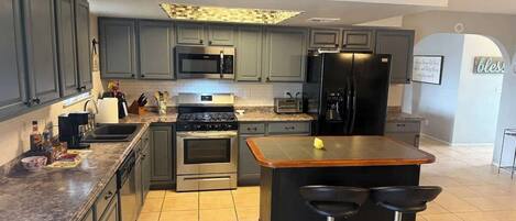 Frigorífico, horno, placa de cocina y lavavajillas