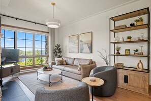 Smart TV, fireplace, stereo