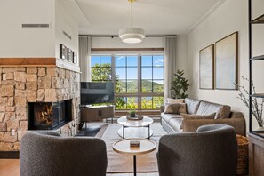 Smart-TV, Kamin, Stereoanlage