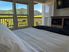Economy Double Room, Sea View | Free WiFi - Roam Tillamook (Garibaldi)