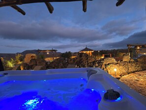 Outdoor spa tub - Shangri-lá (tree of life) Villas (Tefía)