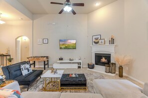 Smart TV, fireplace, foosball - 1 story, foosball, COZY 3 bedroom in The Woodlands ! ! (Tomball)
