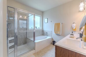 Shower, hair dryer, towels, soap - 1 story, foosball, COZY 3 bedroom in The Woodlands ! ! (Tomball)