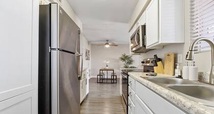 2BR - Gym - Pool - Great For Mid/Long Stays