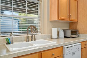 Kühlschrank, Mikrowelle, Ofen, Geschirrspüler