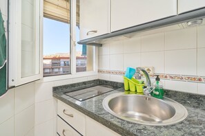 Kühlschrank, Mikrowelle, Herdplatte, Wasserkocher mit Kaffee-/Teezubehör