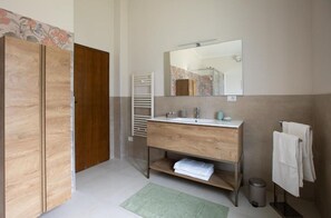 Dusj, toalettartikler (inkludert), hårføner og håndklær