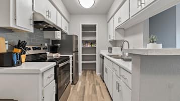 Jääkaappi, mikroaaltouuni, uuni, liesi