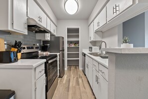 Kylskåp, mikrovågsugn, ugn och spishäll