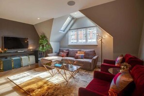 Apartment - The Penthouse Pause - Soho - by Frankie Says (London)