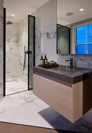 House | 1 bedroom, Internet - The Penthouse Pause - Soho - by Frankie Says (London)