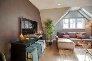 Apartment - The Penthouse Pause - Soho - by Frankie Says (London)