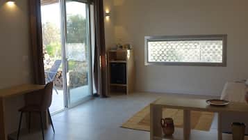 Suite, Non Smoking, Garden View | Living area