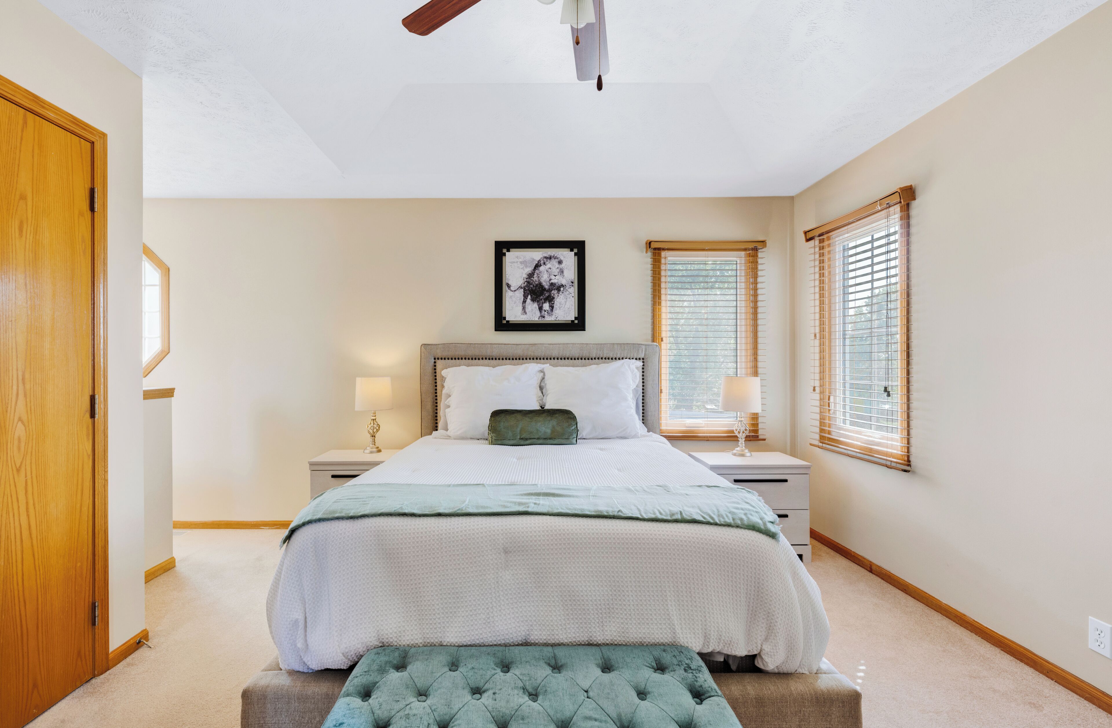 4 bedrooms, iron/ironing board, internet, bed sheets