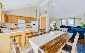 Dining - Hanover. Stylish pet friendly home. No pet fee (Omaha)