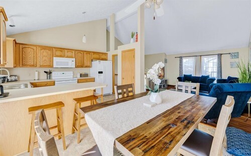 Hanover. Stylish pet friendly home. No pet fee