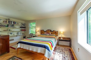 3 bedrooms, iron/ironing board, WiFi, bed sheets - Coastal cabin in the trees (Cushing)