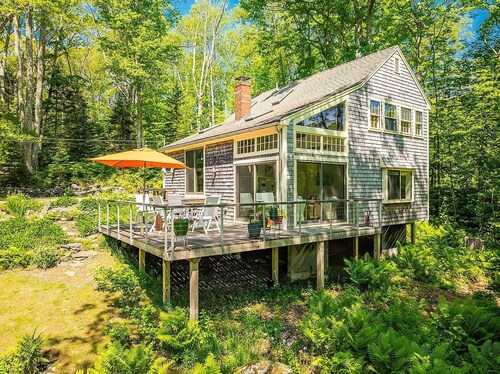 Coastal cabin in the trees