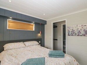 2 quartos, individualmente decorados, individualmente mobiliados