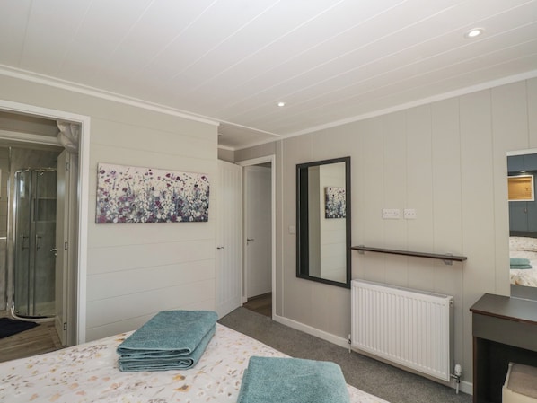 2 quartos, individualmente decorados, individualmente mobiliados