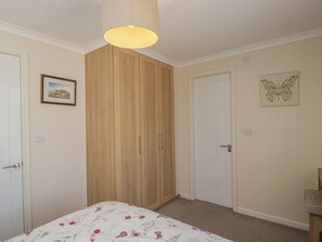 2 quartos, individualmente decorados, individualmente mobiliados