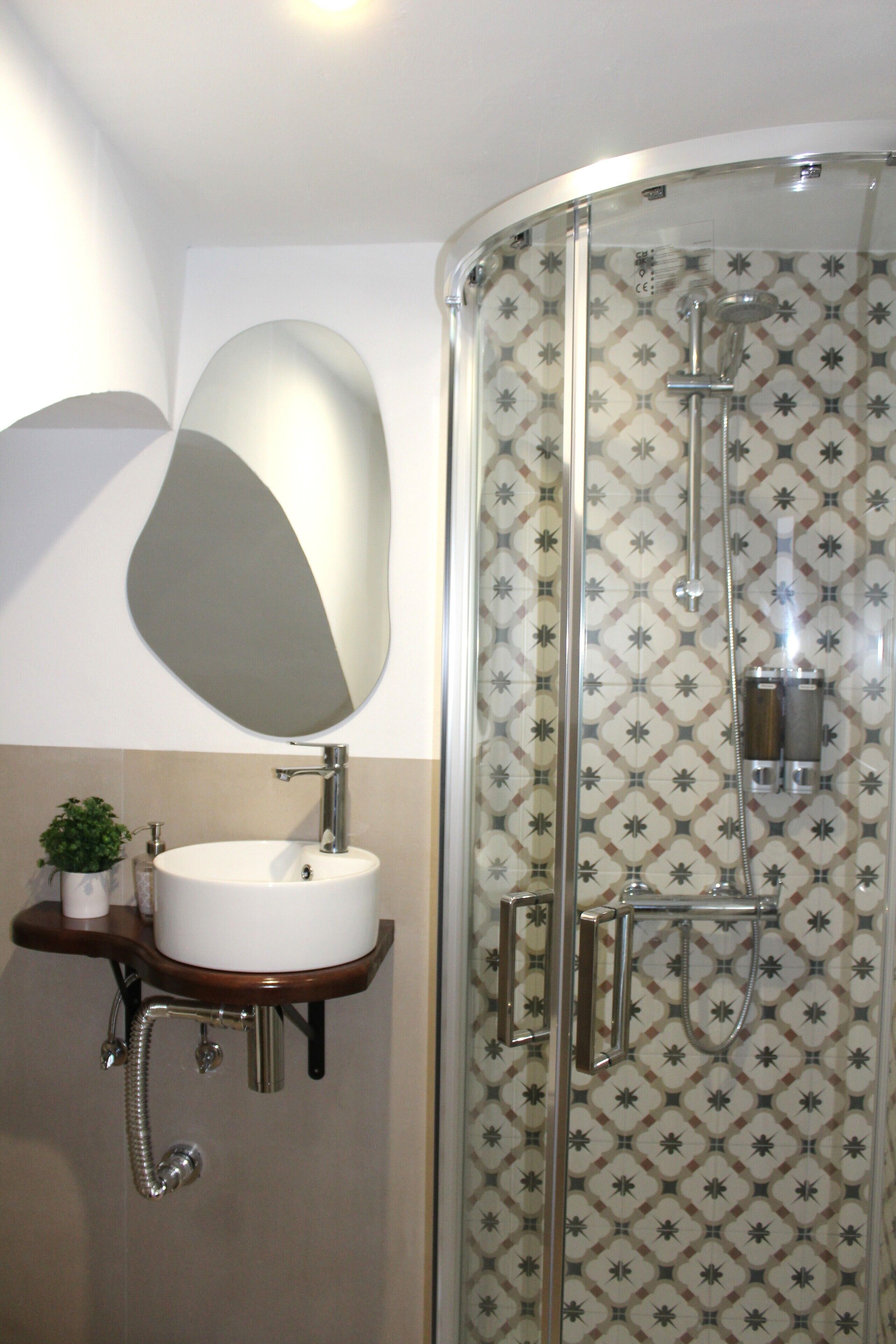 Een douche, een haardroger, handdoeken, zeep