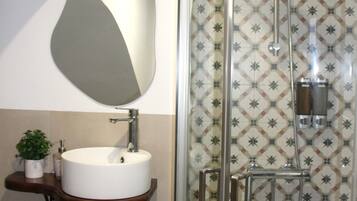 Een douche, een haardroger, handdoeken, zeep