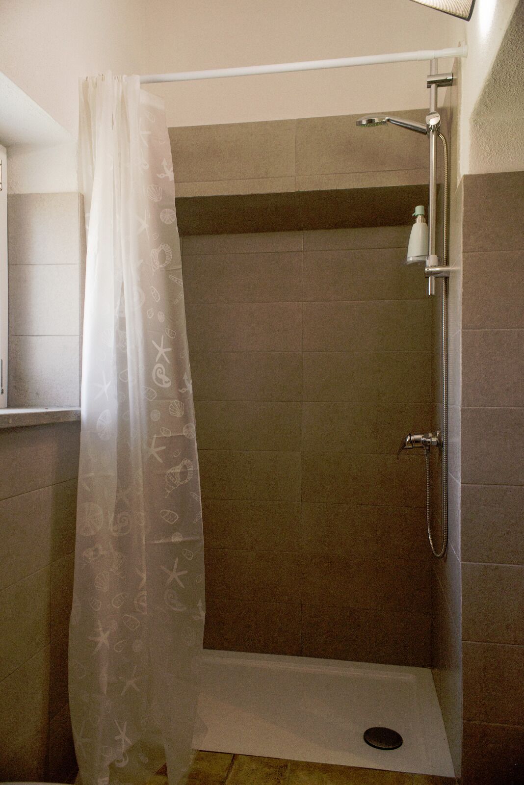 Een douche, een haardroger, een bidet, handdoeken