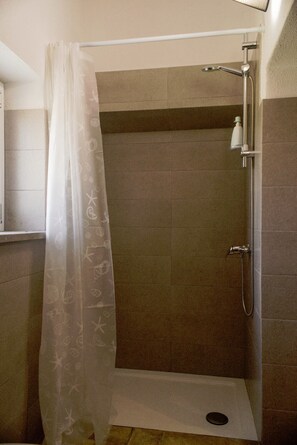 Doccia, asciugacapelli, bidet, asciugamani