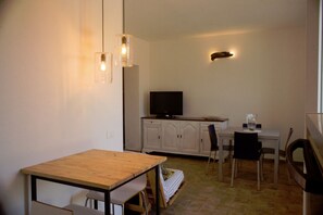 Dining - Casaleri is the ground floor of a Maremma reclamation farmhouse 3 km from the sea (Tarquinia)