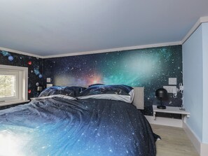 2 quartos, individualmente decorados, individualmente mobiliados