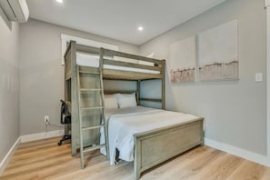 2 bedrooms, desk, iron/ironing board, WiFi