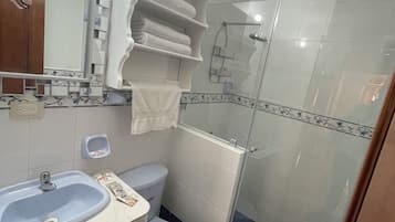 Secador de cabelo, toalhas de banho, sabonete, papel higiênico