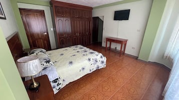 3 quartos, ferros/tábuas de passar roupa, acesso à internet