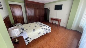3 bedrooms, iron/ironing board, Internet, bed sheets