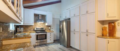 Mikrobølgeovn, ovn, kokeplater og oppvaskmaskin